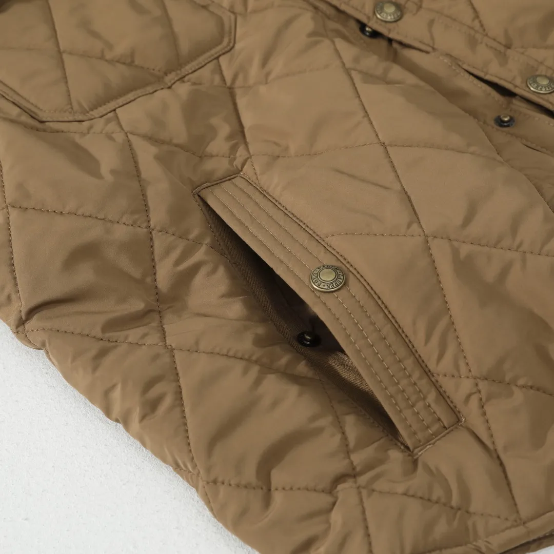 P370 #59 Ralph Lauren classic rhombus quilted cotton jacket for men and women. Inspired by retro workwear, it blends with contemporary British style. The imported machine-pressed rhombus quilting is accurately aligned, and the three-dimensional H-shaped tailoring is neat and slim. It is not bulky when layered in autumn and winter, and still maintains a light style.  Texture is reflected in the details: customized metal buckles, corduroy lapels, breathable eyelets under the arms, and slits on the hem, all replicating the brand's high-end genes. All excipients are standardized!  Five colors to choose from: black/khaki/brown/green/navy blue, easy to switch between commuting, leisure, and travel occasions. Function and appearance coexist: 37.5°C temperature control black technology, breathable and moisture-proof, anti-slip cotton patented fabric, temperature-locking, soft and waxy, durable and stylish. A retro warm-keeping item that can handle low temperatures calmly. The details are all made of craftsmanship, and the style has no limits. It has a classy look that will turn heads.  Color: Khaki Black Navy Green Brown Size: S M L